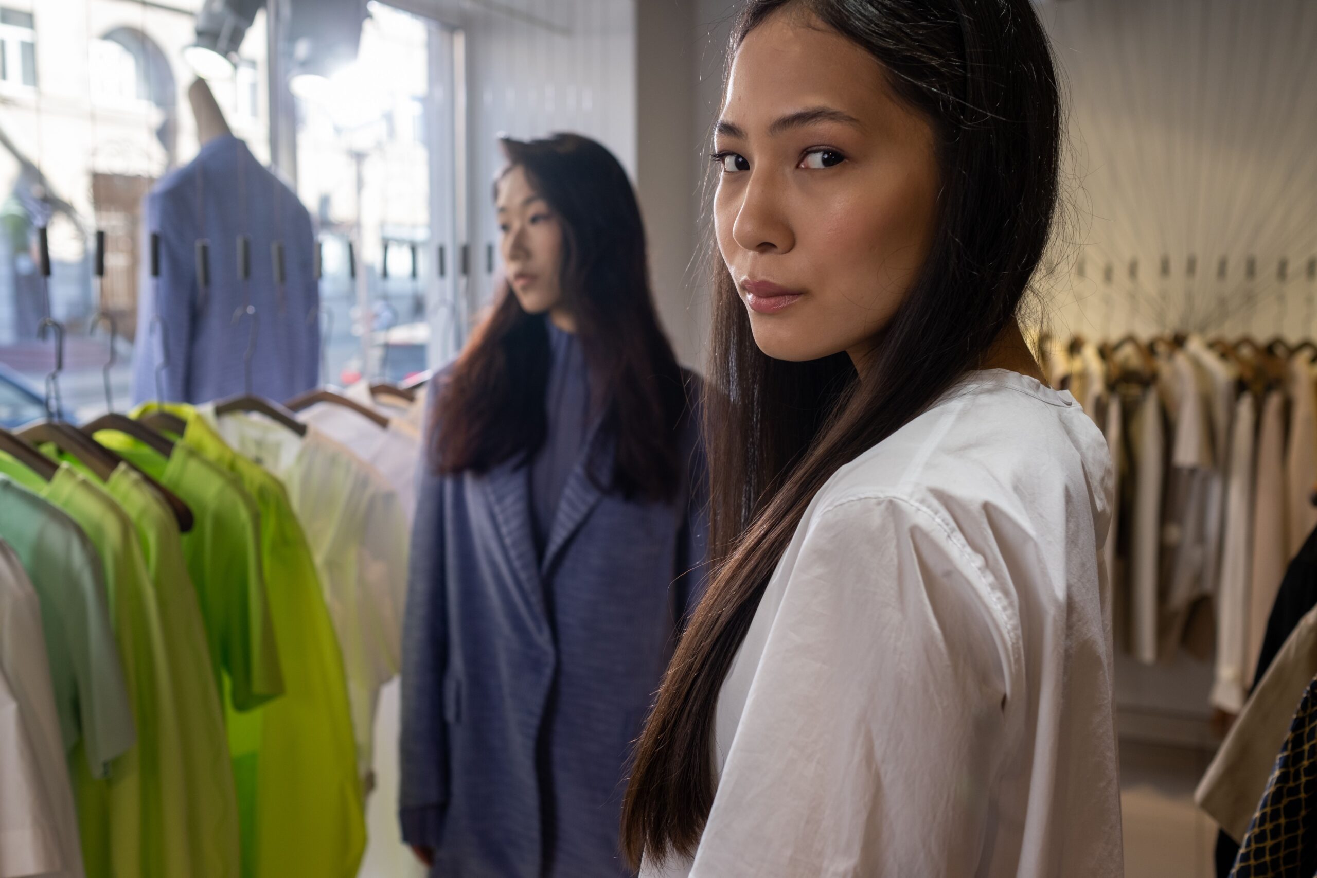 Deux femmes faisant du shopping dans une boutique de vêtements élégante