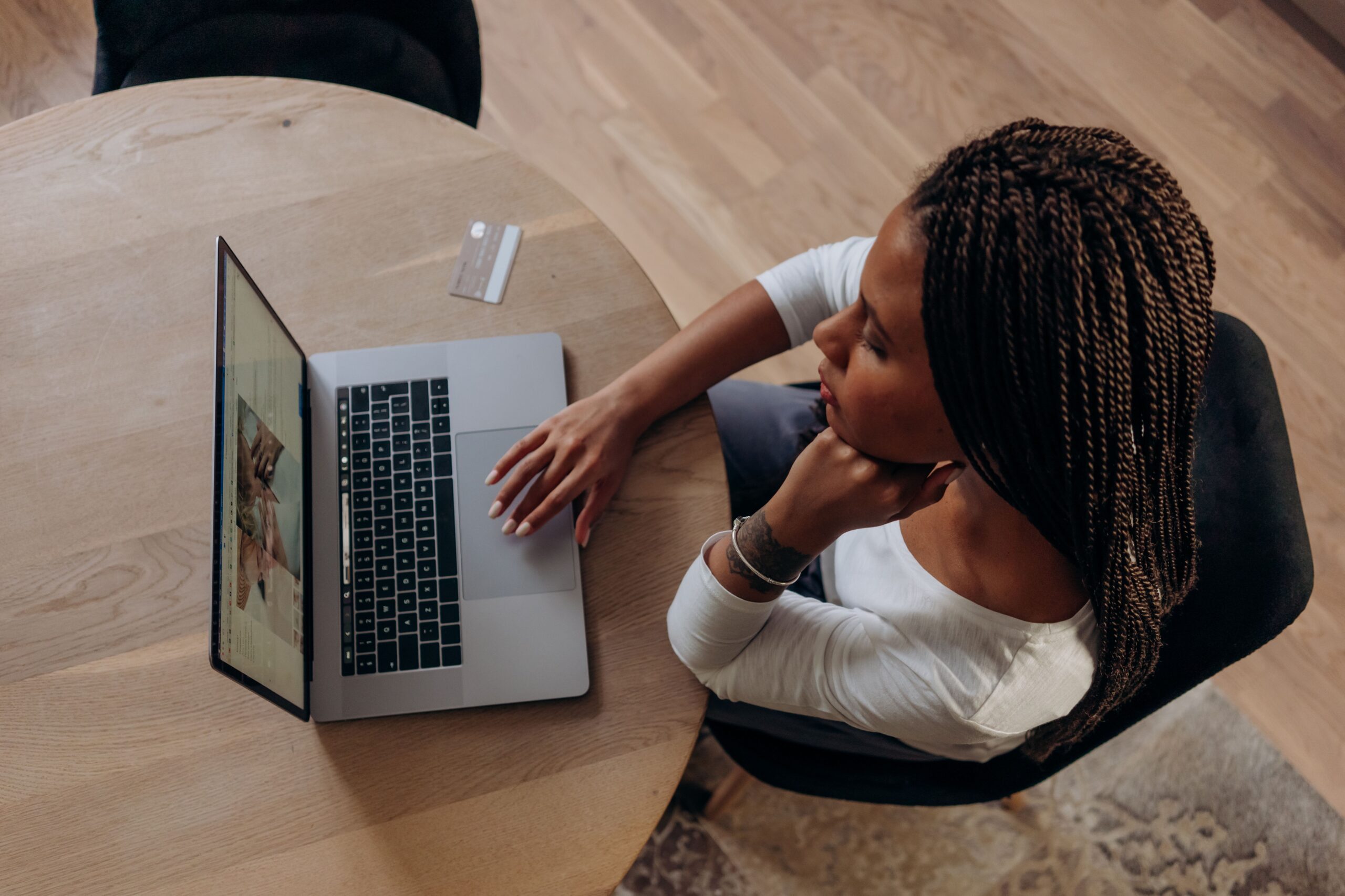 Femme faisant du shopping en ligne sur son ordinateur portable avec sa carte de crédit