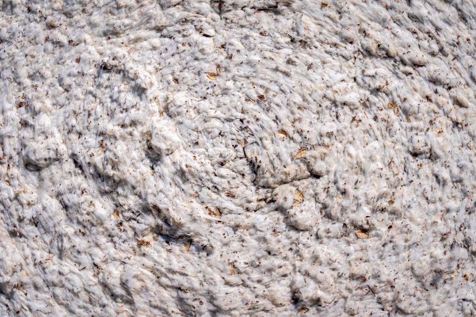 Gros plan sur une texture de tissu naturel tourbillonné et respirant
