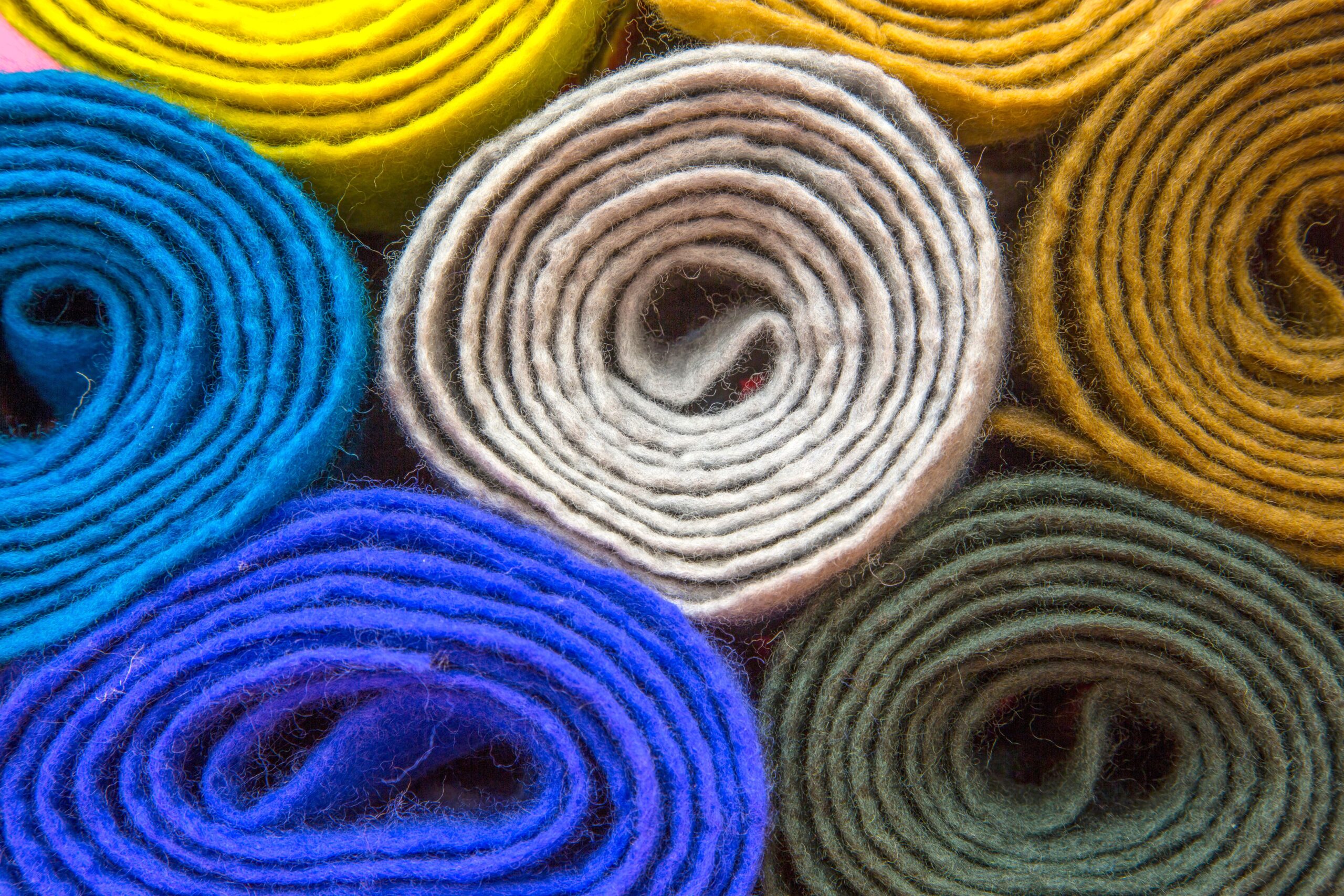 Rouleaux de tissus en feutre de différentes couleurs disposés en cercles