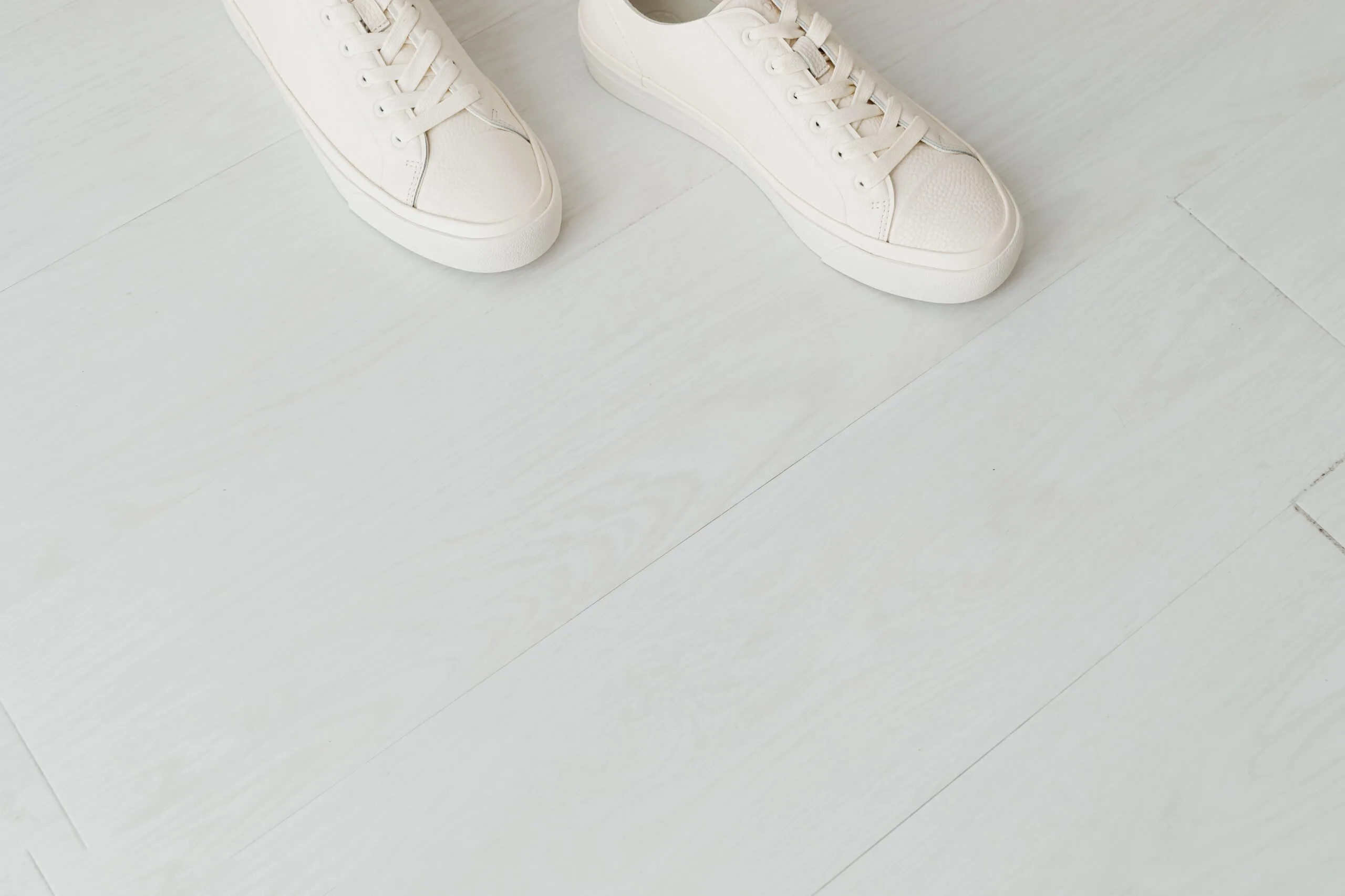 Baskets blanches minimalistes sur fond clair