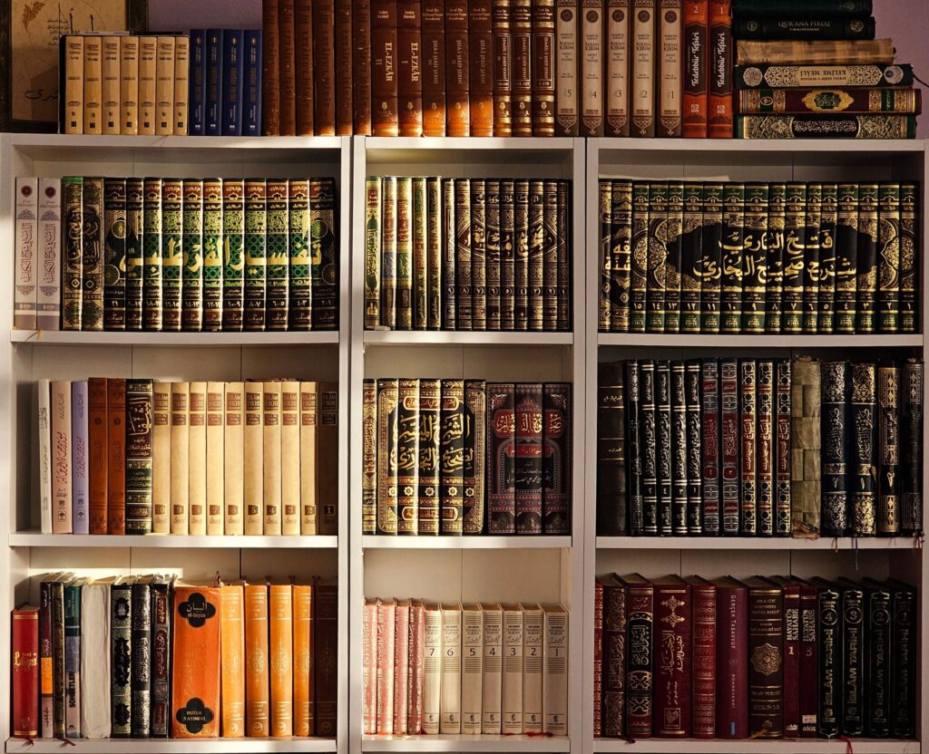 Bibliothèque de livres islamiques classiques aux reliures dorées et colorées