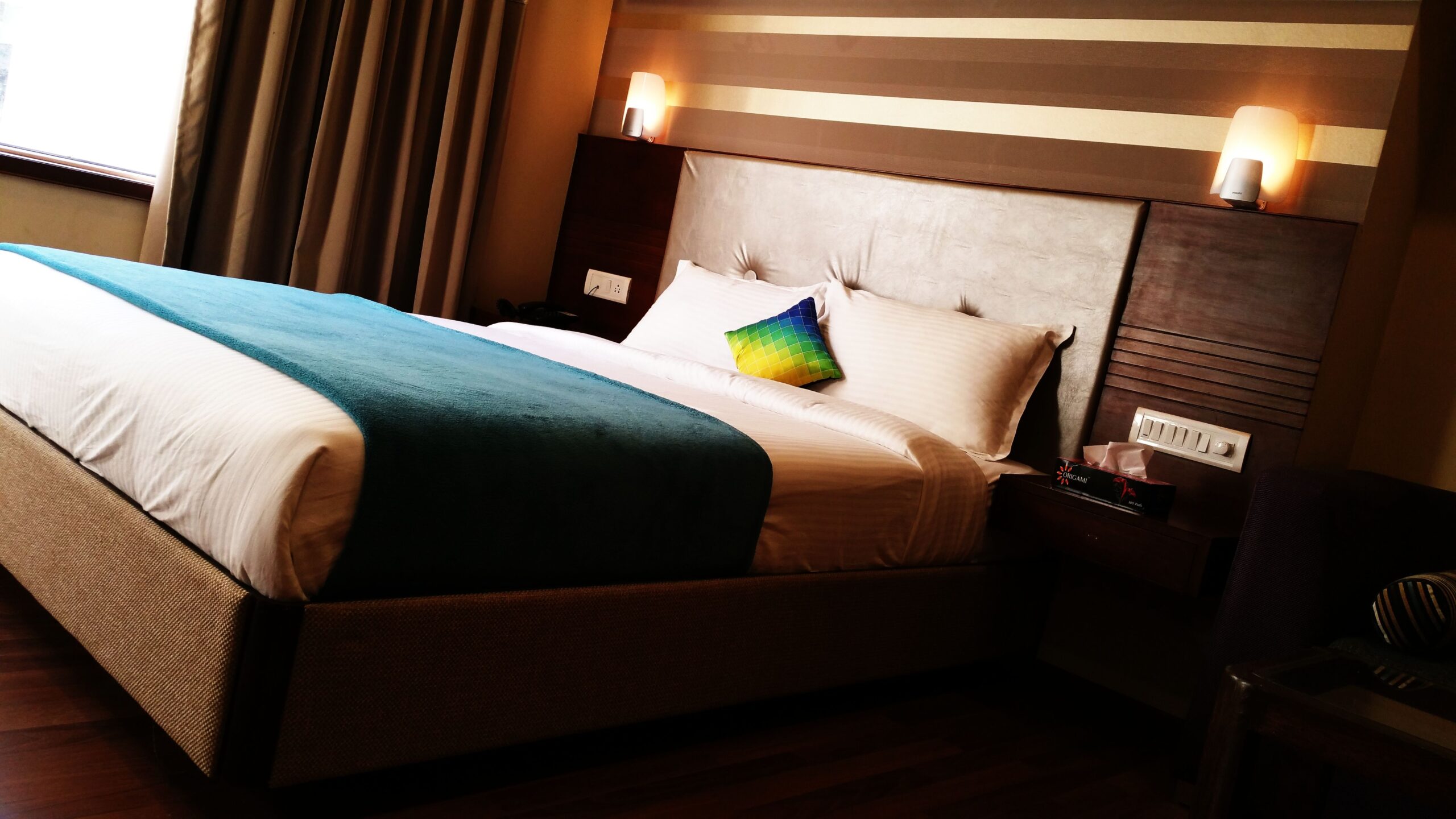 Chambre d'hôtel moderne et confortable avec grand lit et design contemporain