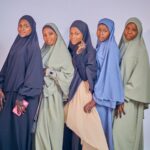 Cinq femmes portant des khimars en jersey dans différentes couleurs : bleu marine, vert olive et bleu ciel