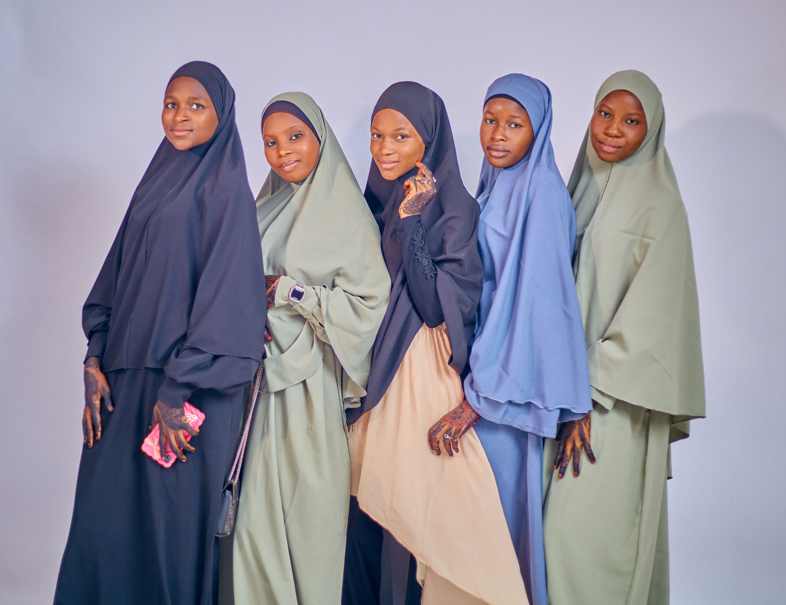 Cinq femmes portant des khimars en jersey dans différentes couleurs : bleu marine, vert olive et bleu ciel