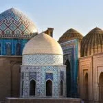 Complexe architectural de Shah-i-Zinda à Samarcande en Ouzbékistan avec ses coupoles ornées de mosaïques bleues