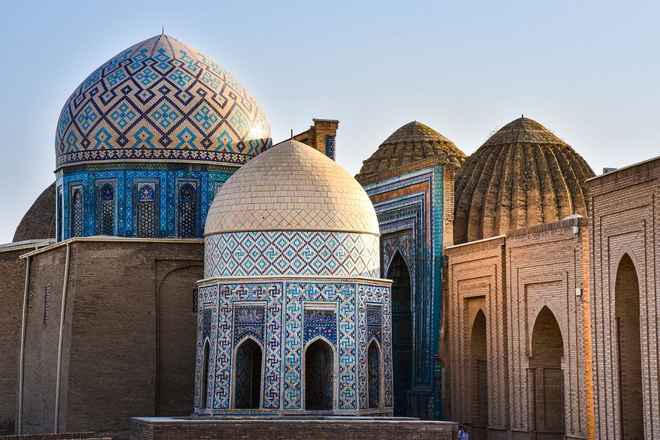 Complexe architectural de Shah-i-Zinda à Samarcande en Ouzbékistan avec ses coupoles ornées de mosaïques bleues