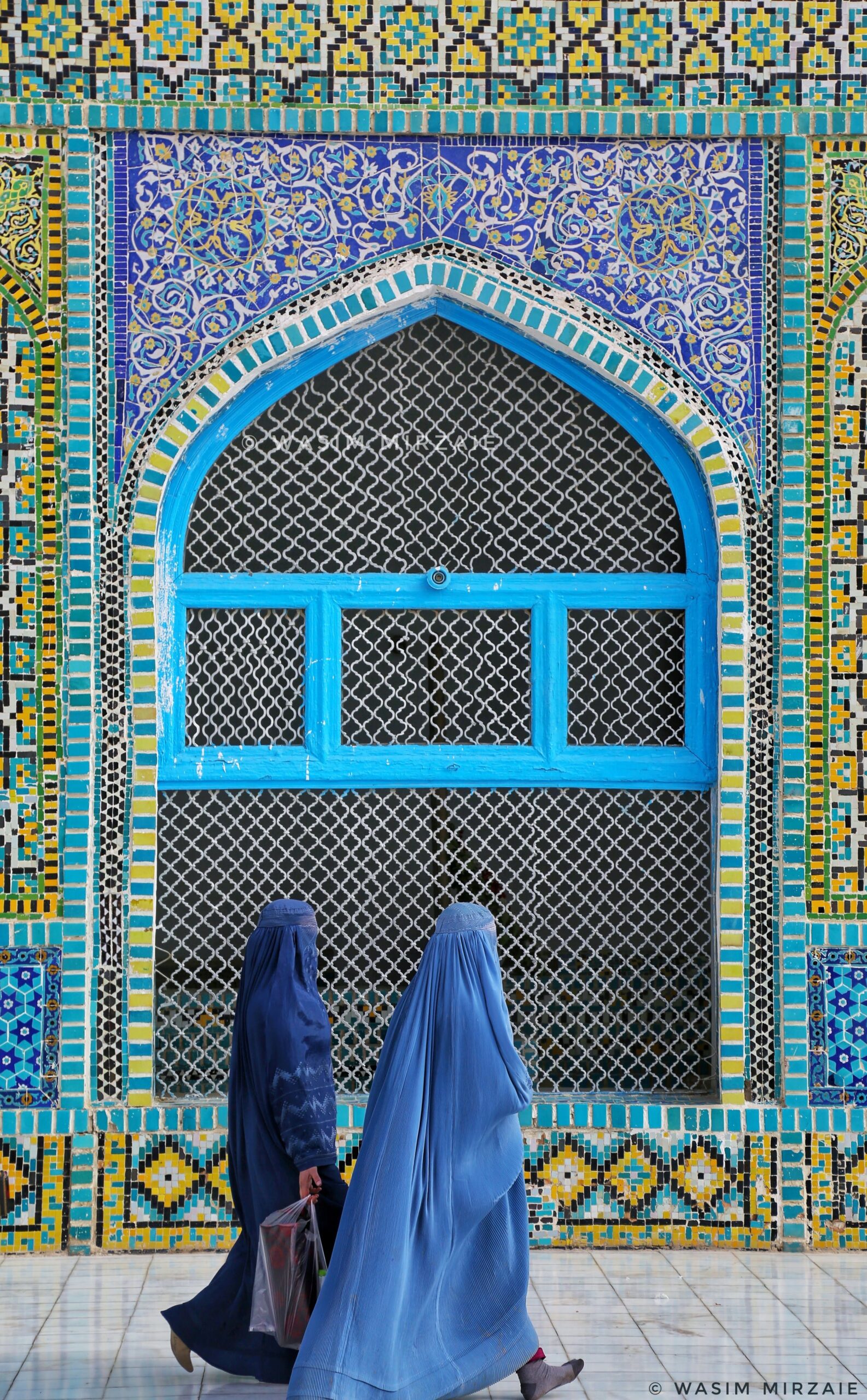 Femmes en burqa devant la mosquée bleue de Mazar-i-Sharif en Afghanistan