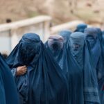 Groupe de femmes portant des burqas bleues traditionnelles en Afghanistan