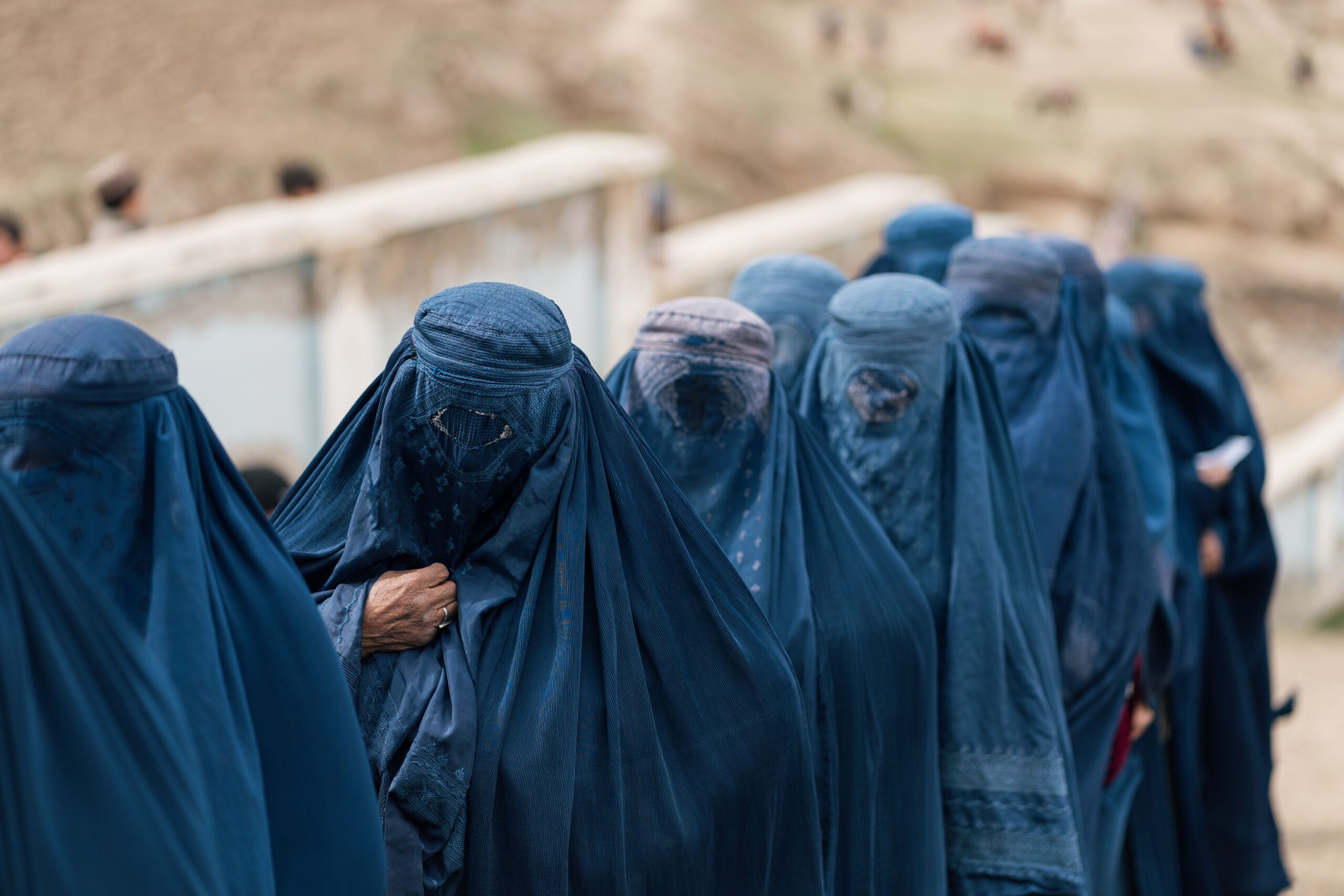 Groupe de femmes portant des burqas bleues traditionnelles en Afghanistan