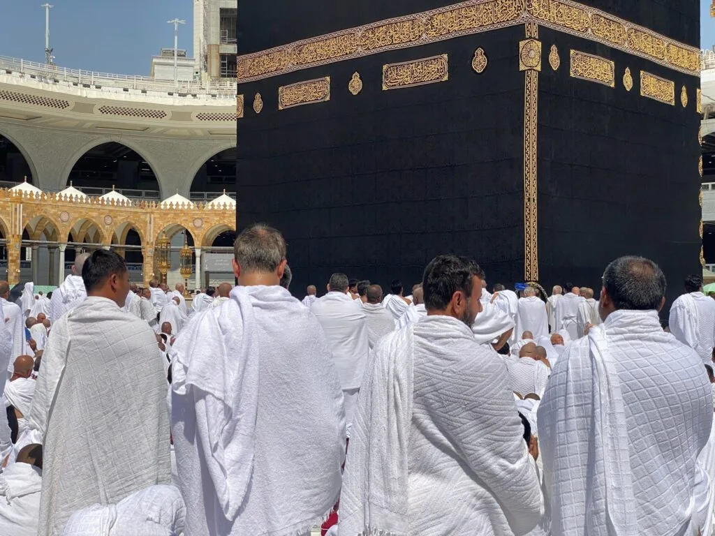 Pèlerins en vêtements blancs d'ihram rassemblés autour de la Kaaba à La Mecque