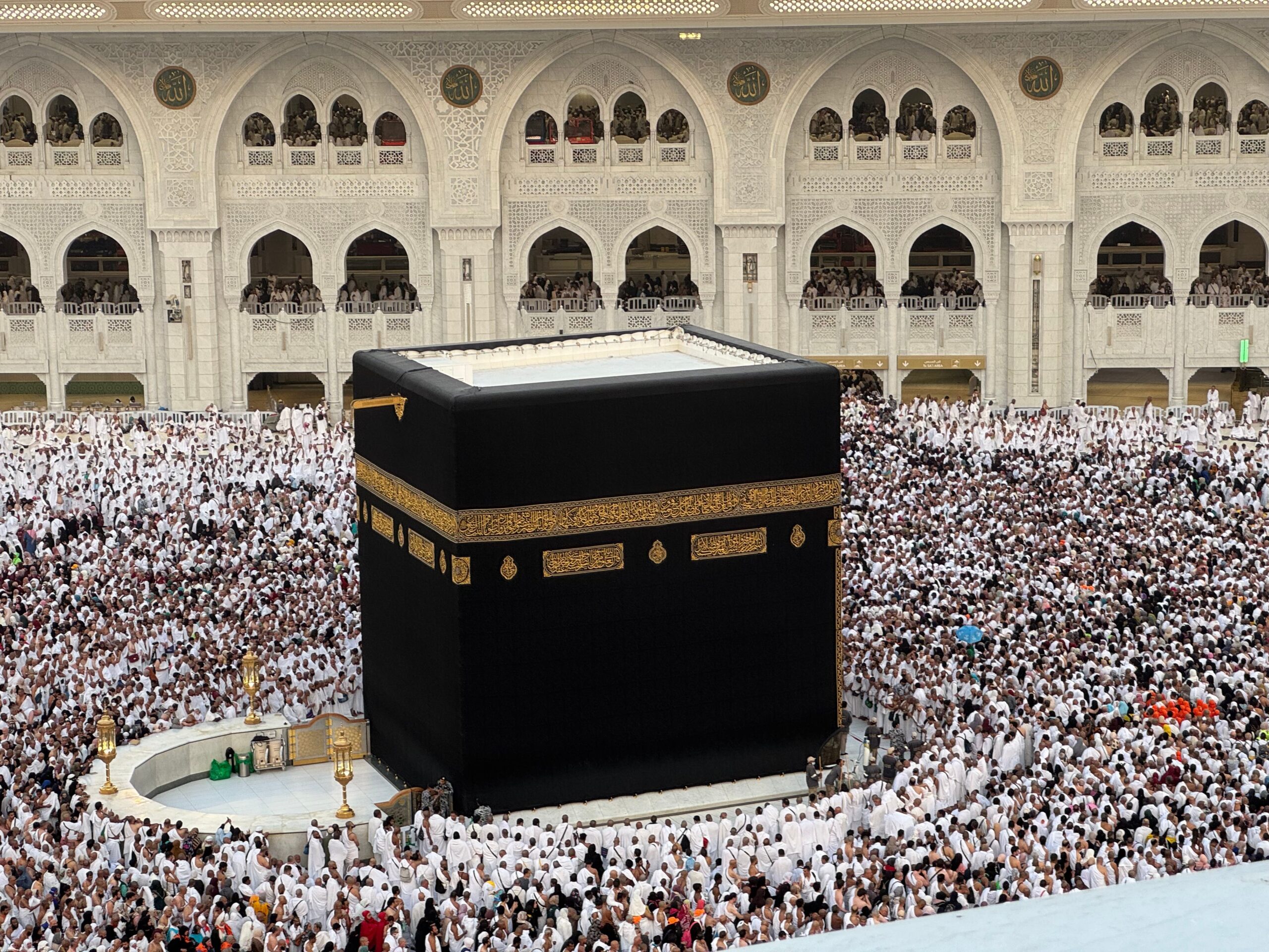 La Kaaba entourée de milliers de pèlerins en tenue blanche lors du hajj à la Grande Mosquée de La Mecque