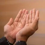 Mains levées en prière, geste de supplication et de demande de pardon en islam