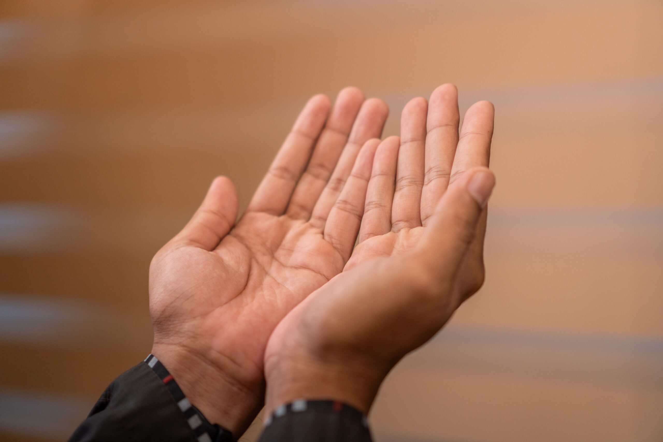 Mains levées en prière, geste de supplication et de demande de pardon en islam