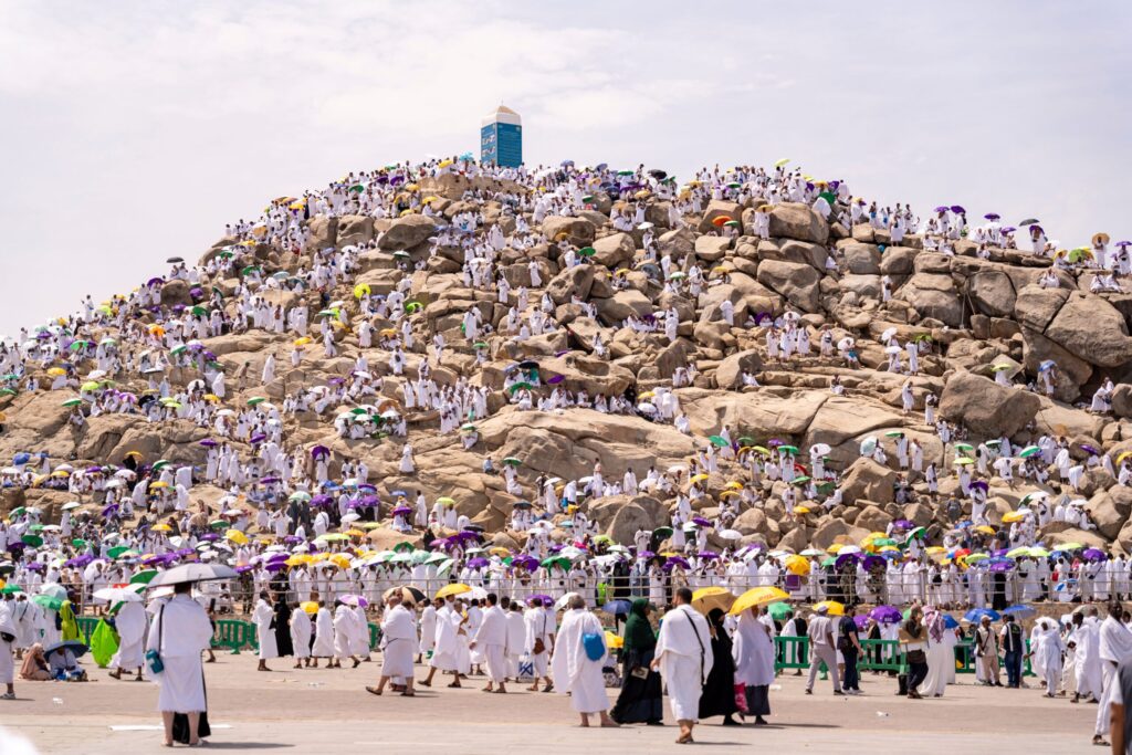 Milliers de pèlerins en vêtements blancs rassemblés sur le mont Arafat pendant le Hajj à La Mecque