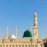 Mosquée du Prophète à Médine avec son dôme vert emblématique et ses minarets sous un ciel bleu