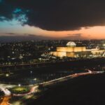 Mosquée illuminée au coucher du soleil à Alger avec vue panoramique sur la ville
