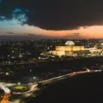 Mosquée illuminée au coucher du soleil à Alger avec vue panoramique sur la ville