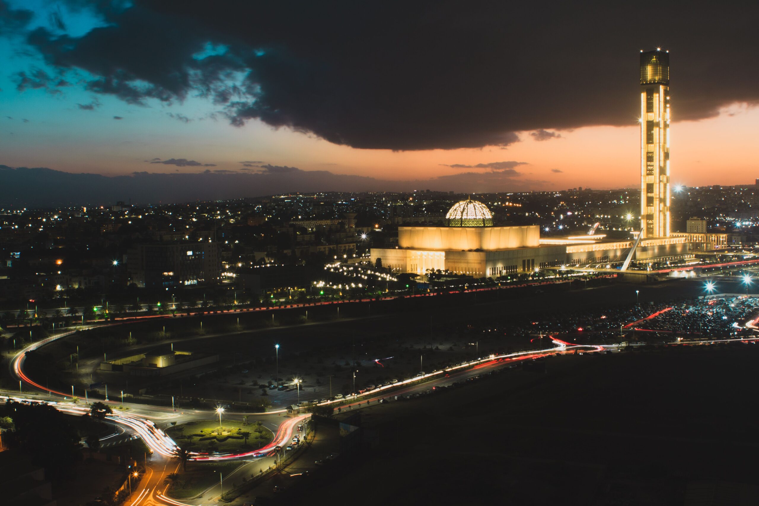 Mosquée illuminée au coucher du soleil à Alger avec vue panoramique sur la ville