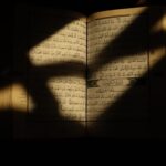 Pages du Coran illuminées par une lumière chaude pendant le Ramadan