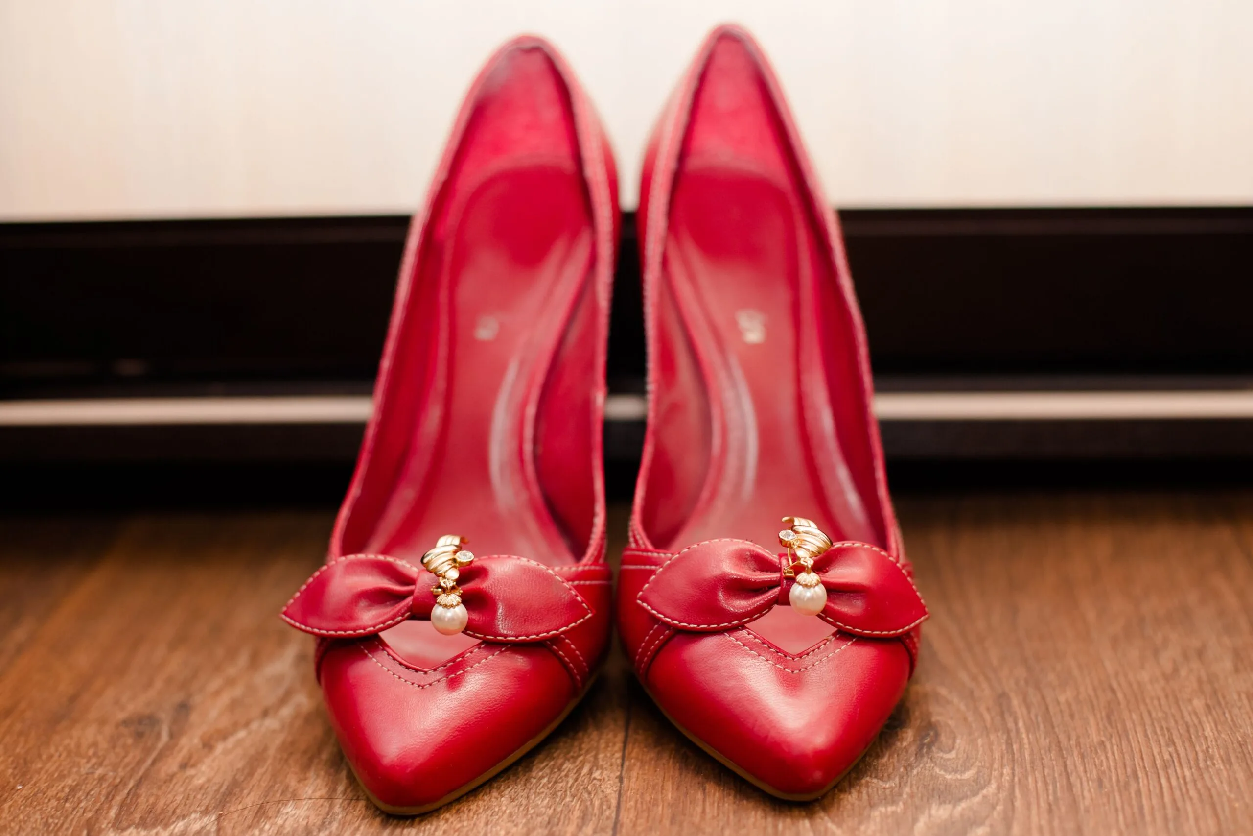 Paire d'escarpins rouges élégants ornés de nœuds et de perles
