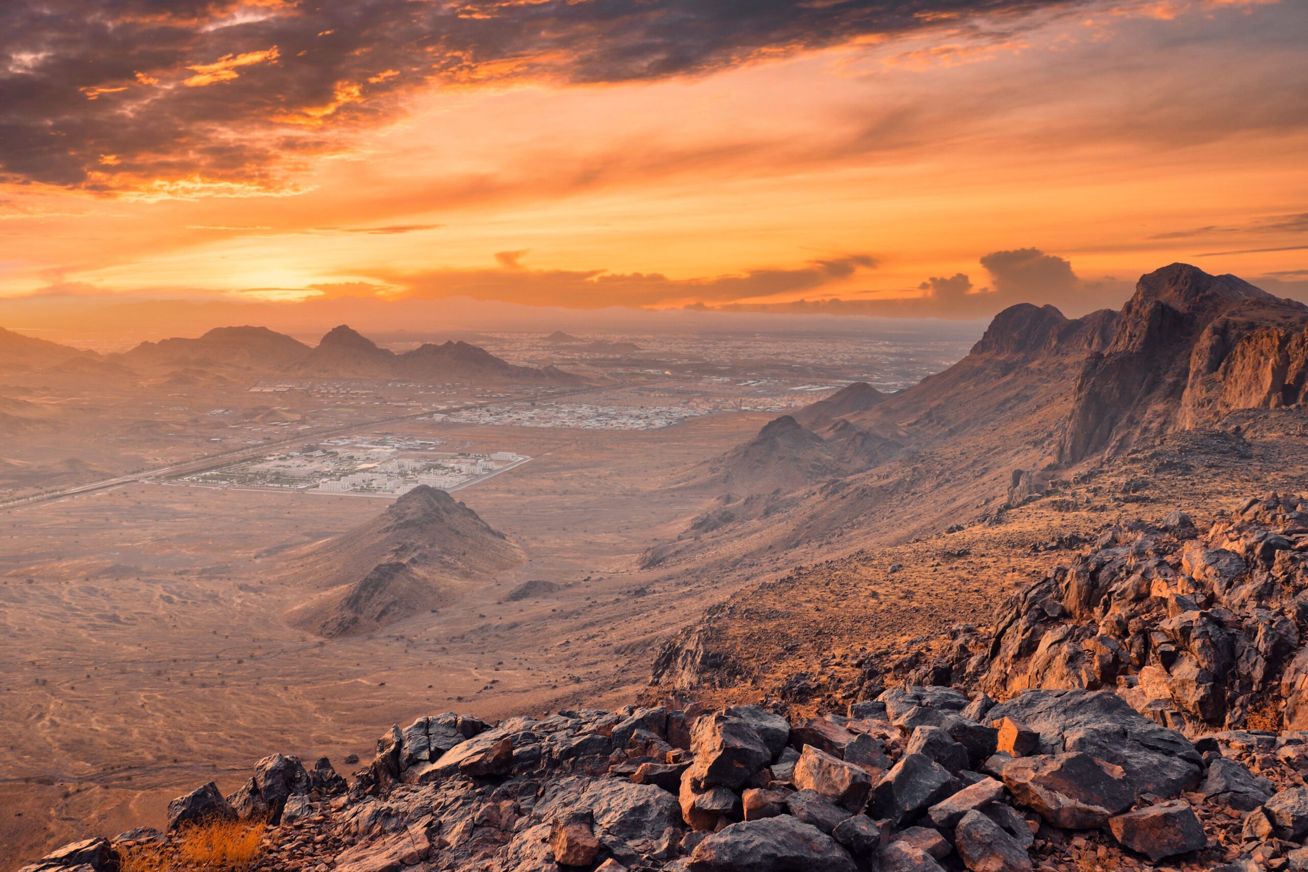 Paysage désertique rocheux au coucher du soleil à Médine montrant les montagnes du Hedjaz en Arabie saoudite
