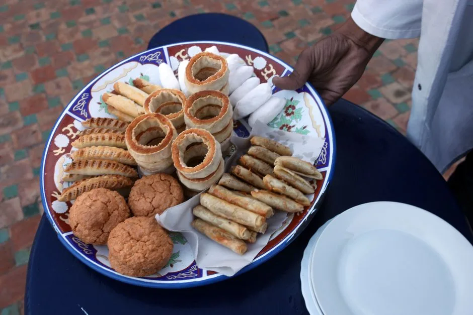 Plateau de pâtisseries marocaines traditionnelles sur une assiette décorative