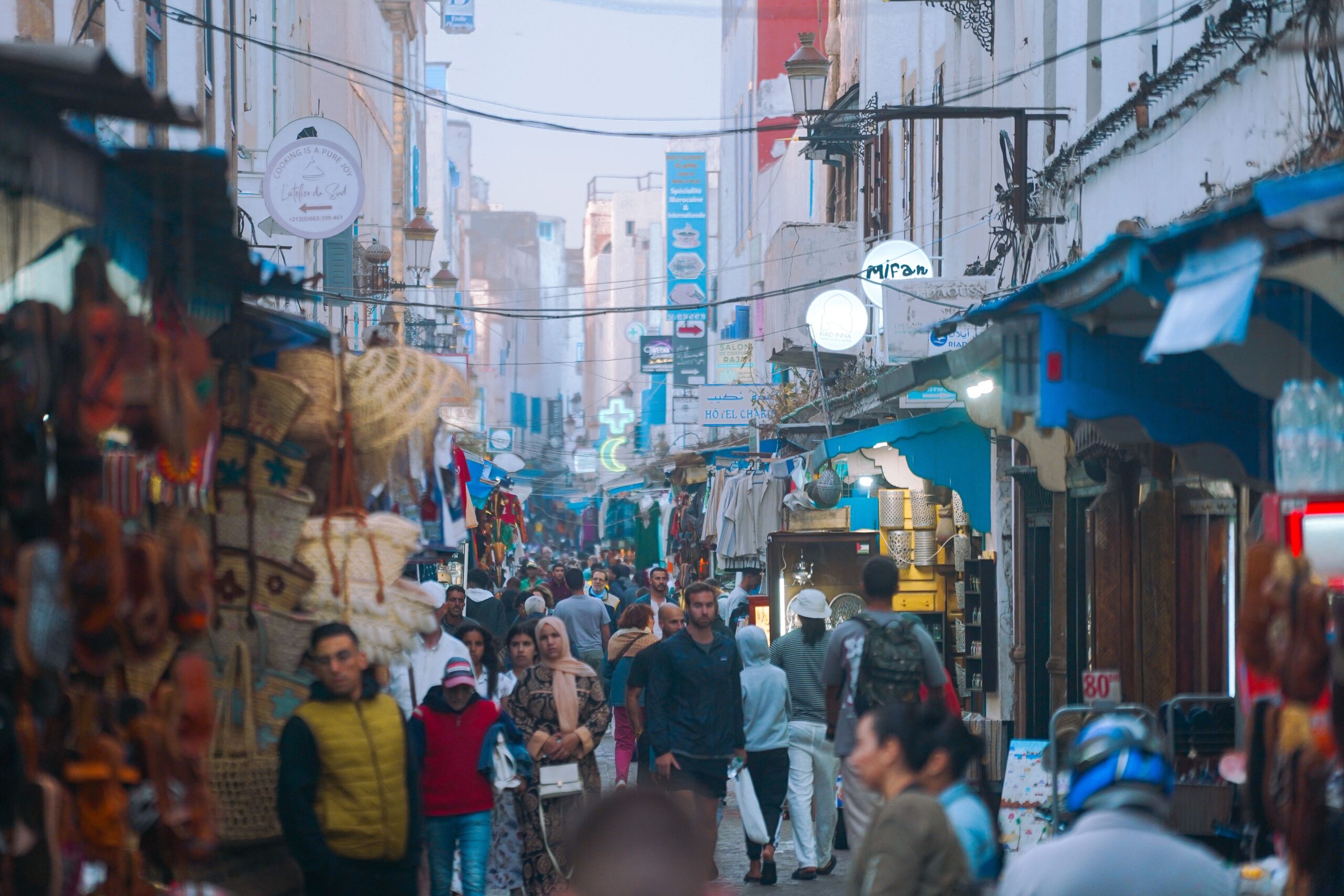 Scène animée dans la médina d'Essaouira au Maroc avec habitants faisant leurs courses dans le souk