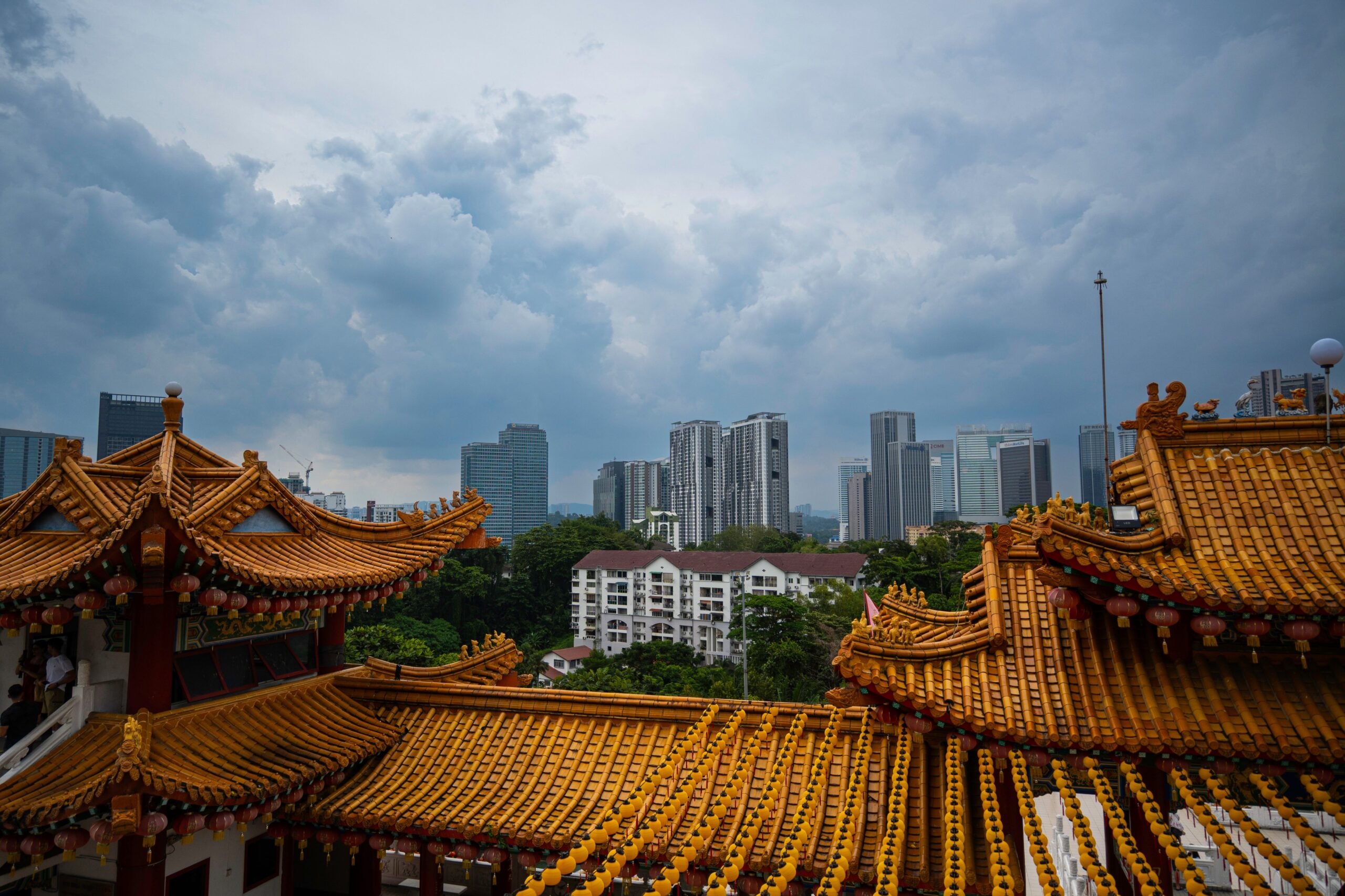 Temple Thean Hou traditionnel avec ses toits ornés de dragons, sur fond de gratte-ciel modernes de Kuala Lumpur