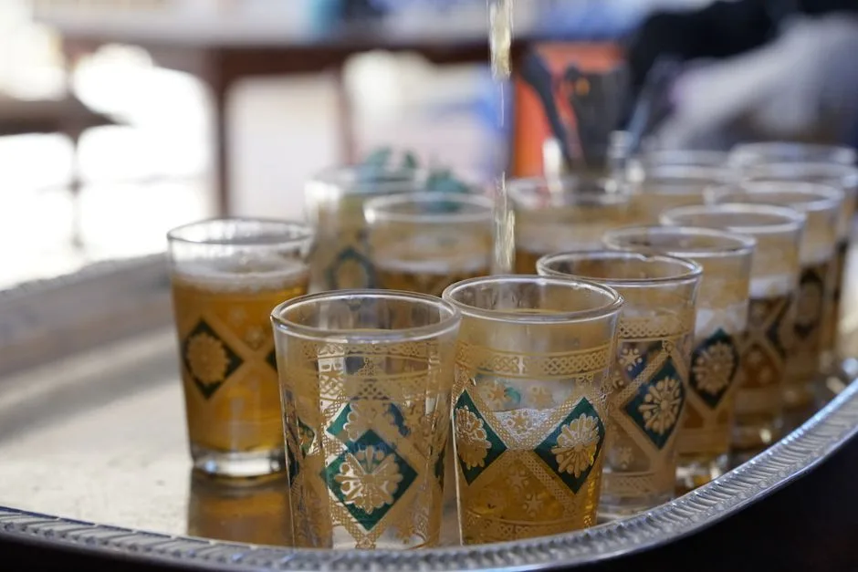 Verres de thé à la menthe marocain traditionnels sur un plateau