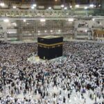Vue aérienne de milliers de pèlerins en ihram blanc rassemblés autour de la Kaaba à La Mecque la nuit