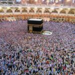 Vue aérienne de milliers de pèlerins en tenue d'ihram blanche rassemblés autour de la Kaaba à La Mecque