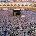 Vue aérienne de milliers de pèlerins en tenue d'ihram blanche rassemblés autour de la Kaaba à La Mecque