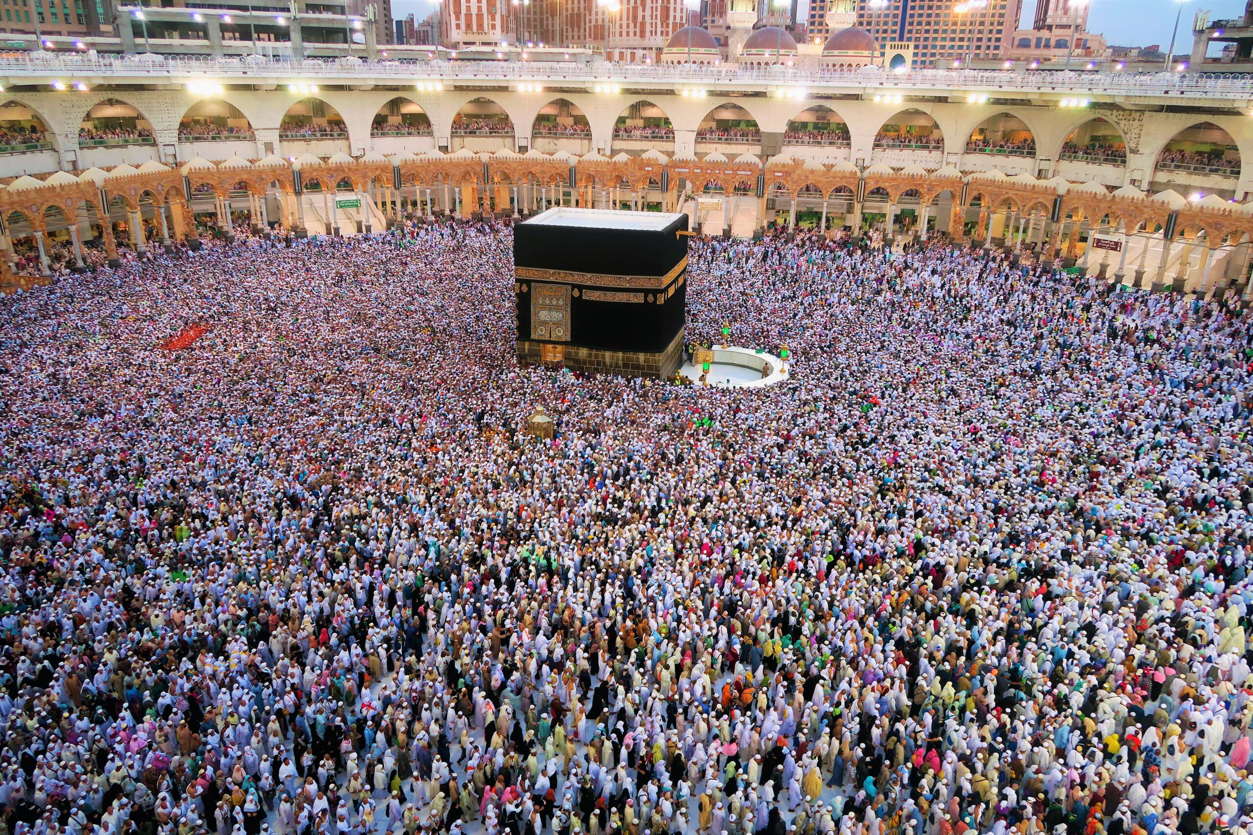 Vue aérienne de milliers de pèlerins en tenue d'ihram blanche rassemblés autour de la Kaaba à La Mecque