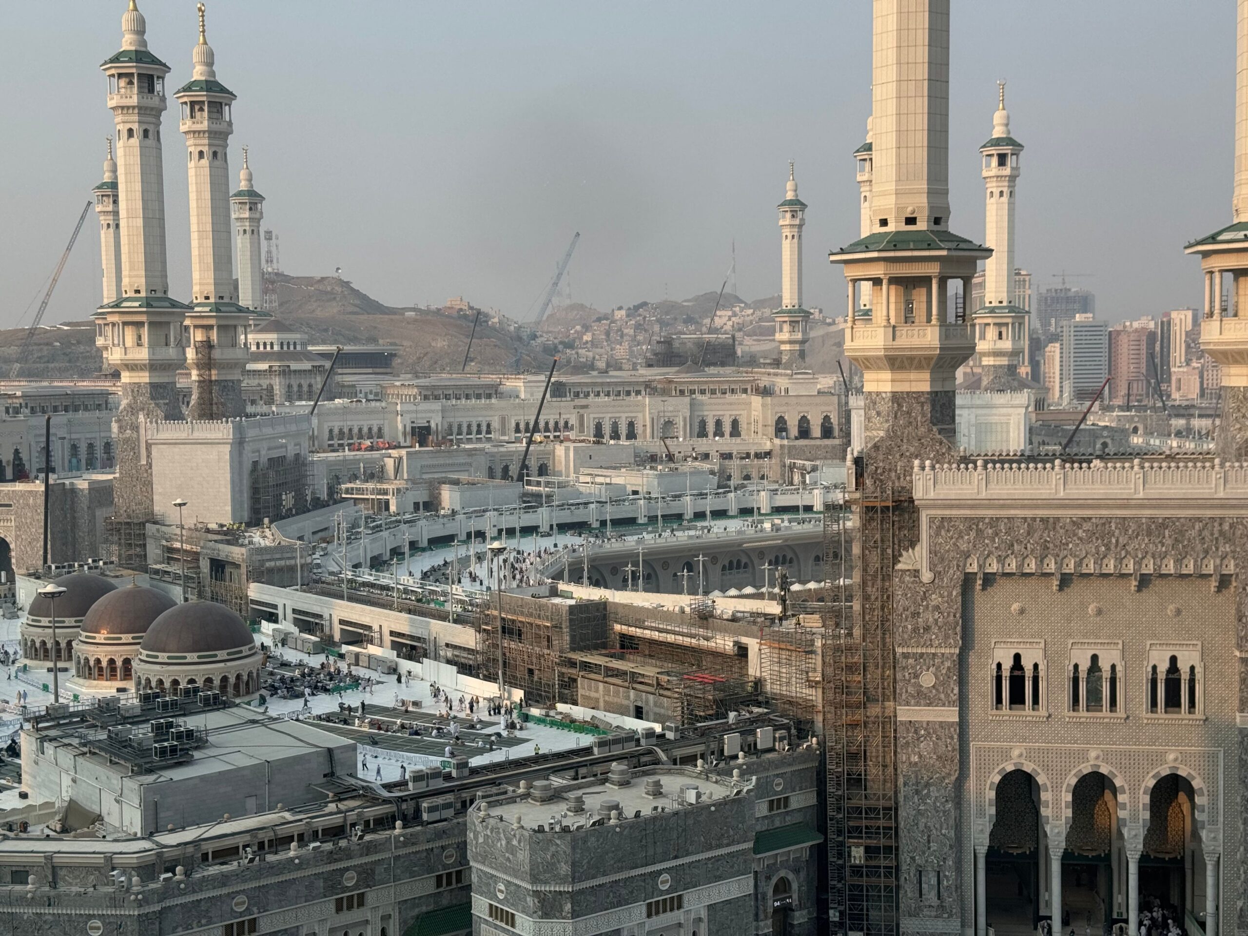 Vue aérienne du complexe de la Grande Mosquée de La Mecque avec les minarets et l'architecture de la ville sainte