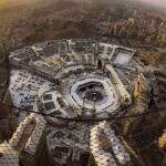 Vue aérienne panoramique de La Mecque au coucher du soleil avec la Grande Mosquée et la Kaaba entourées de montagnes désertiques en Arabie saoudite