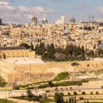 Vue panoramique de Jérusalem avec la mosquée Al-Aqsa et le Dôme du Rocher sous un ciel lumineux