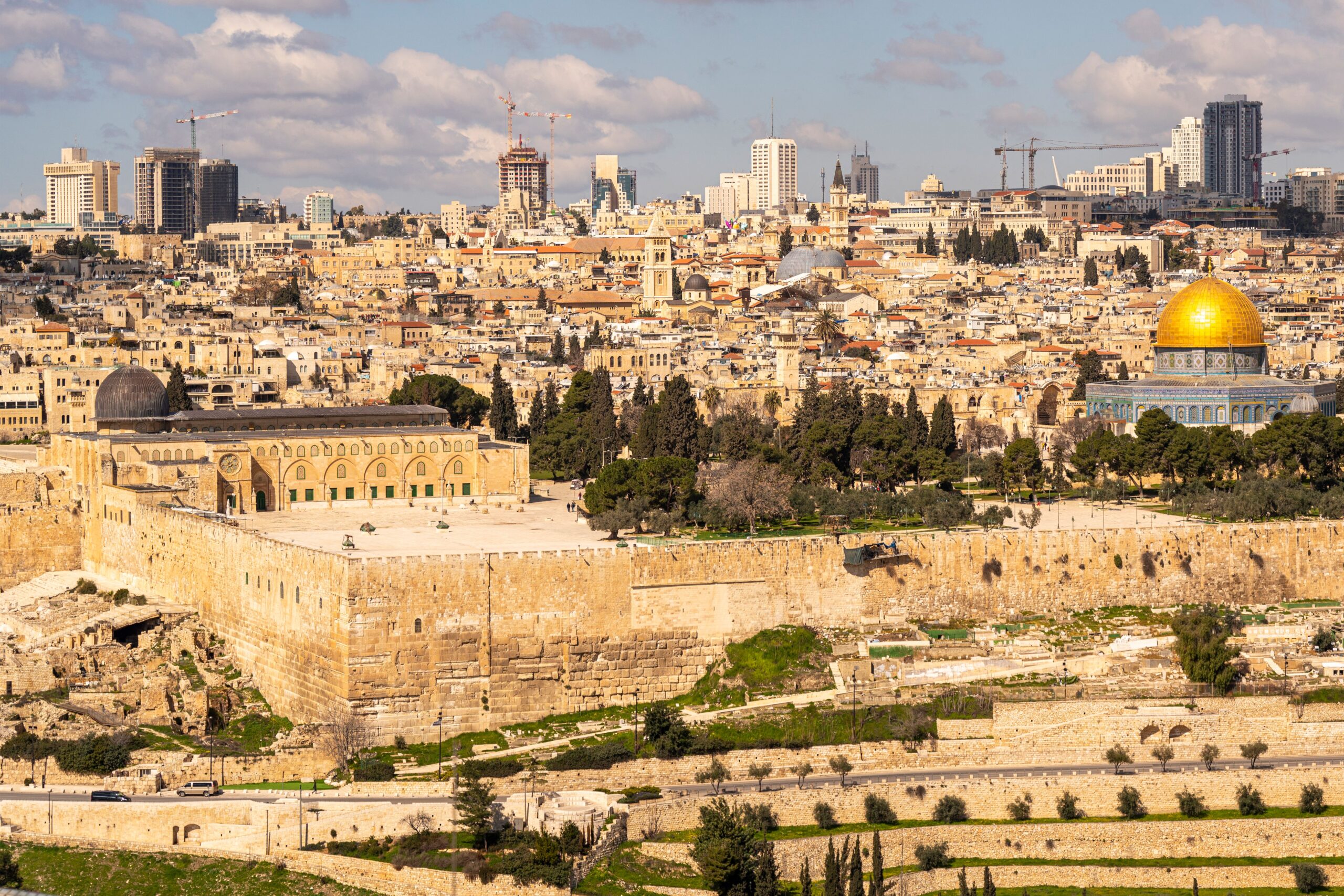 Vue panoramique de Jérusalem avec la mosquée Al-Aqsa et le Dôme du Rocher sous un ciel lumineux